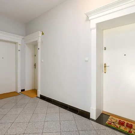 Spring Old Town Apartment *